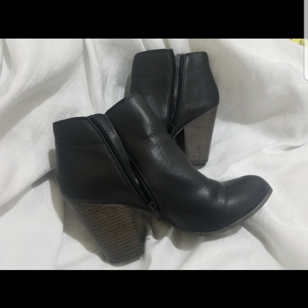 Fergelicious Punch black bootie size 9.5